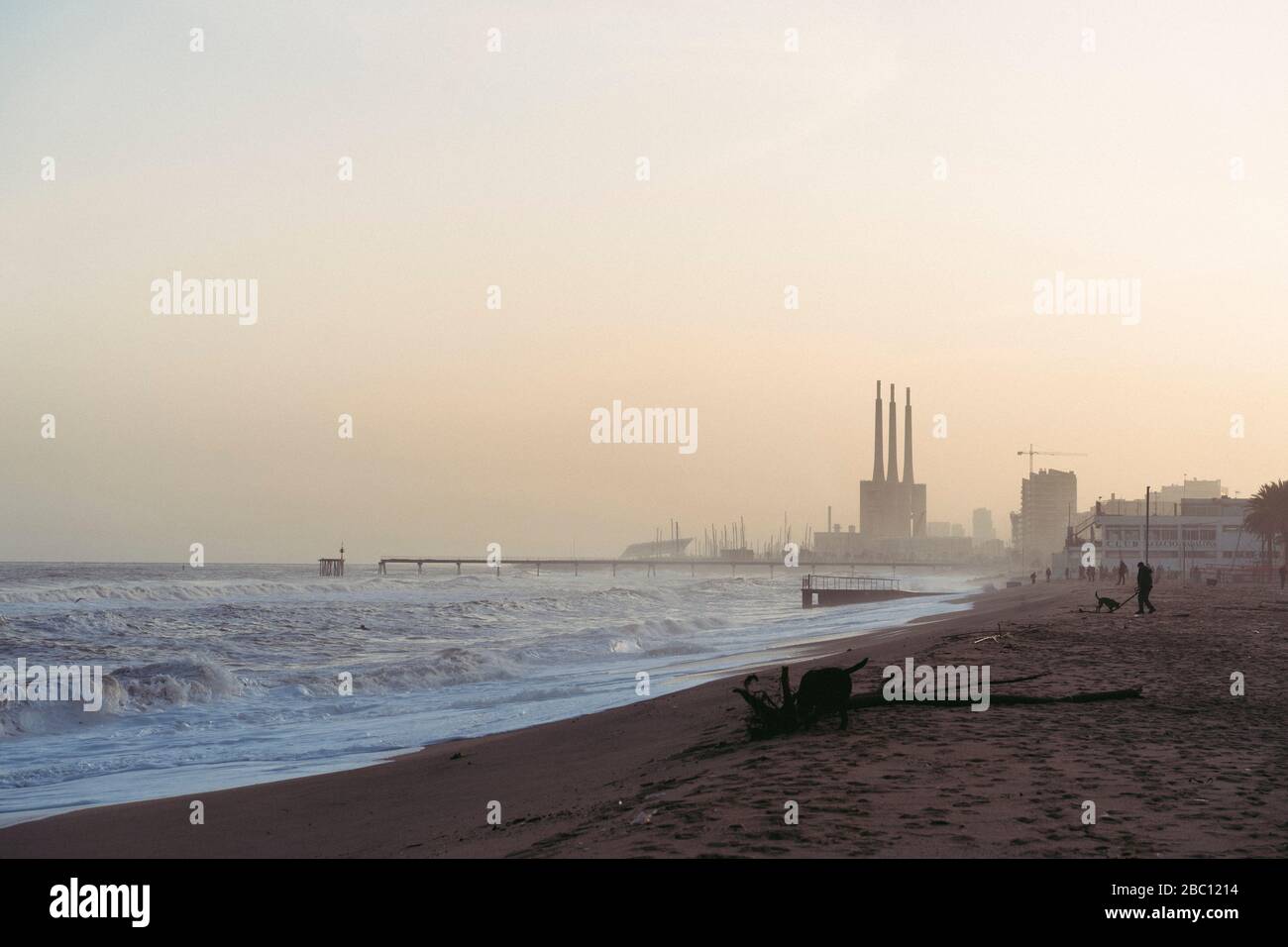 Spagna, Barcellona, Badalona, cielo sereno sulla spiaggia costiera sabbiosa al tramonto Foto Stock