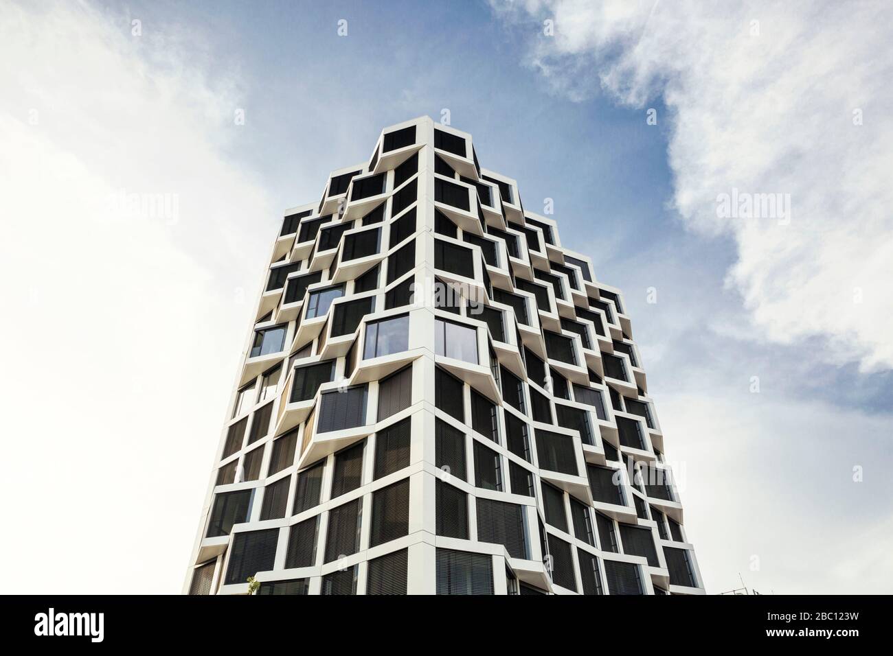 Moderno ed alto edificio residenziale a Monaco, Germania Foto Stock