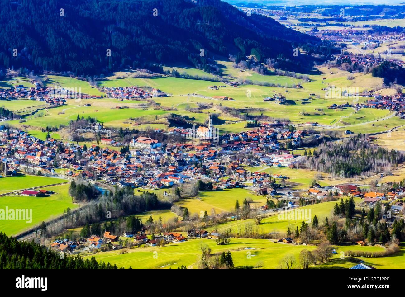 Germania, Baviera, Pfronten, Città vista dalla cima del monte Falkenstein Foto Stock