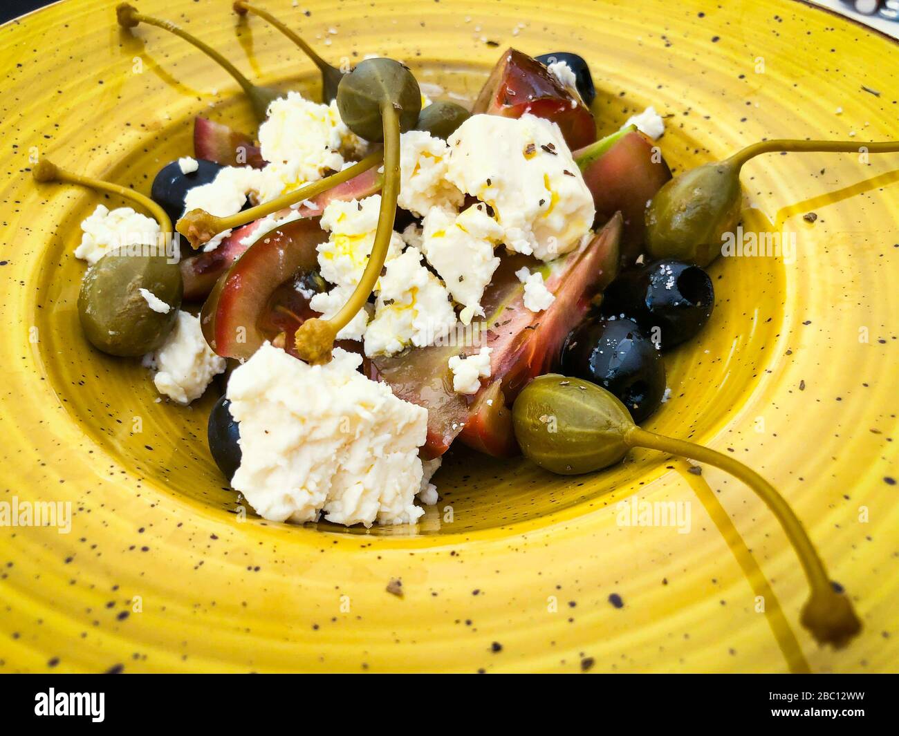 deliziosa insalata greca con formaggio feta, verdure fresche e spezie gustose Foto Stock