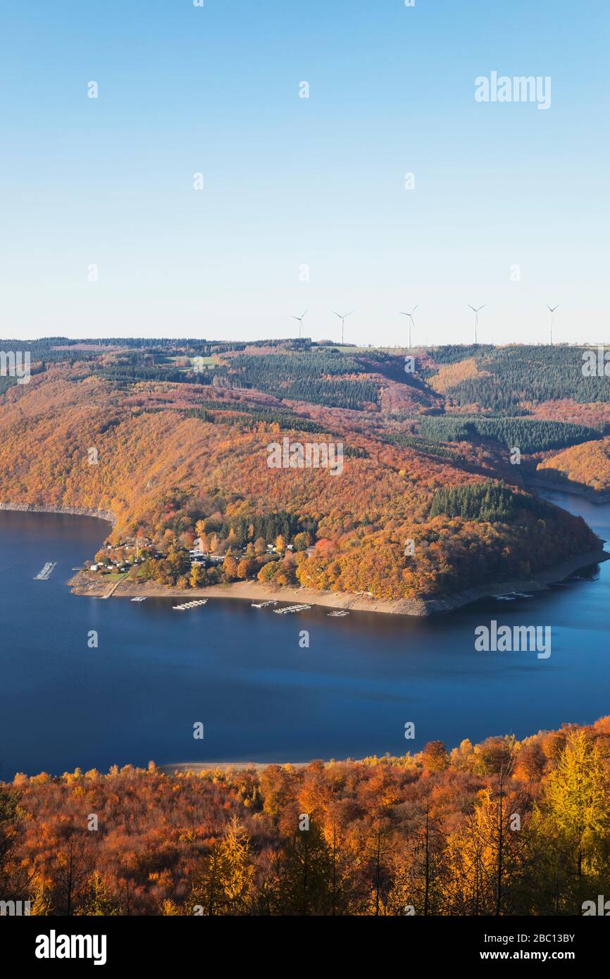 Germania, Renania settentrionale-Vestfalia, serbatoio di Rur in autunno con turbine eoliche in background lontano Foto Stock