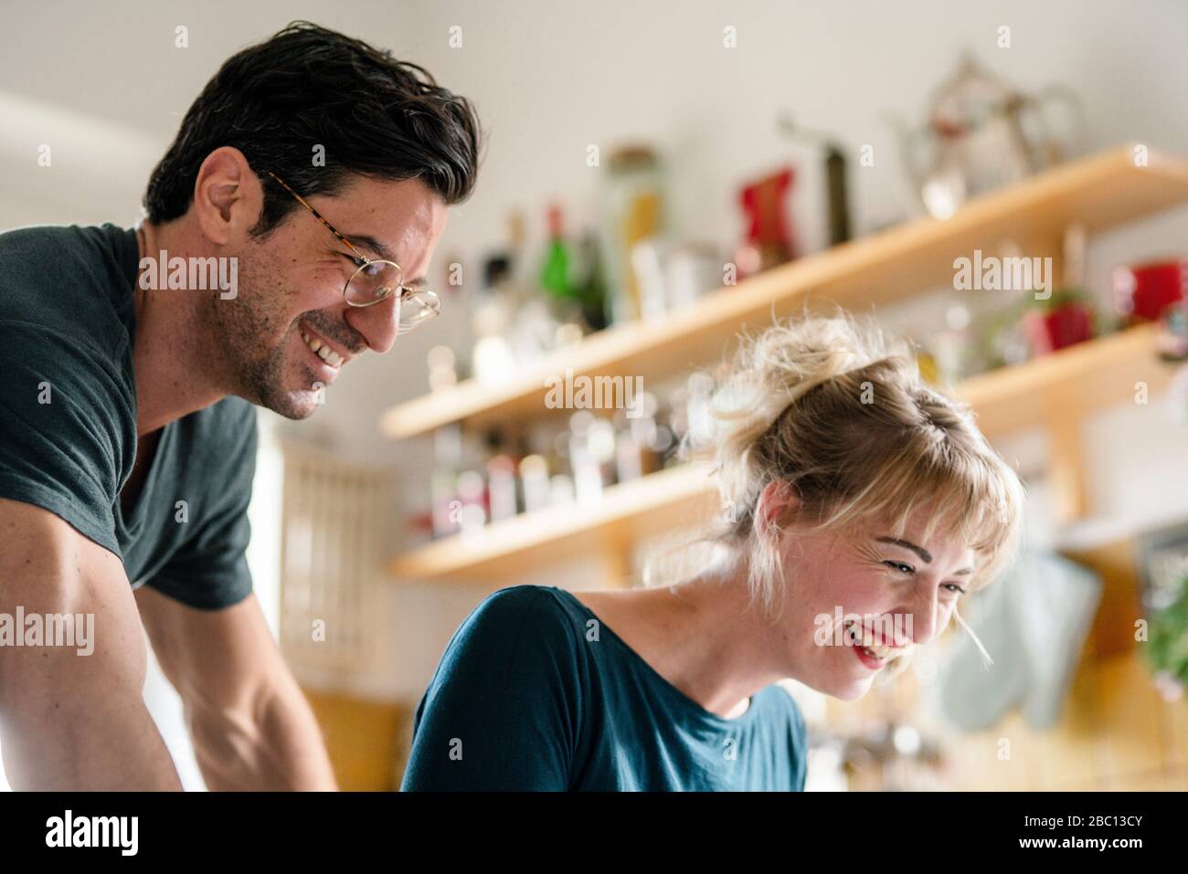 Ritratto di coppia felice in cucina a casa Foto Stock