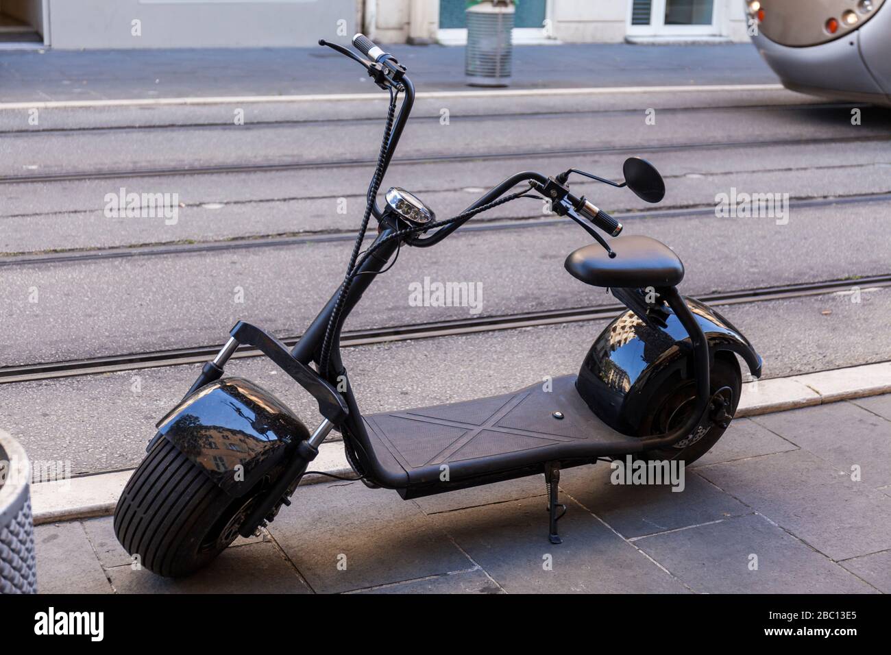Francia, Alpes-Maritimes, Nizza, scooter elettrico parcheggiato sul marciapiede Foto Stock