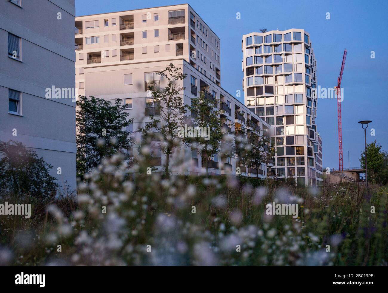 Moderno ed alto edificio residenziale in serata, Monaco, Germania Foto Stock