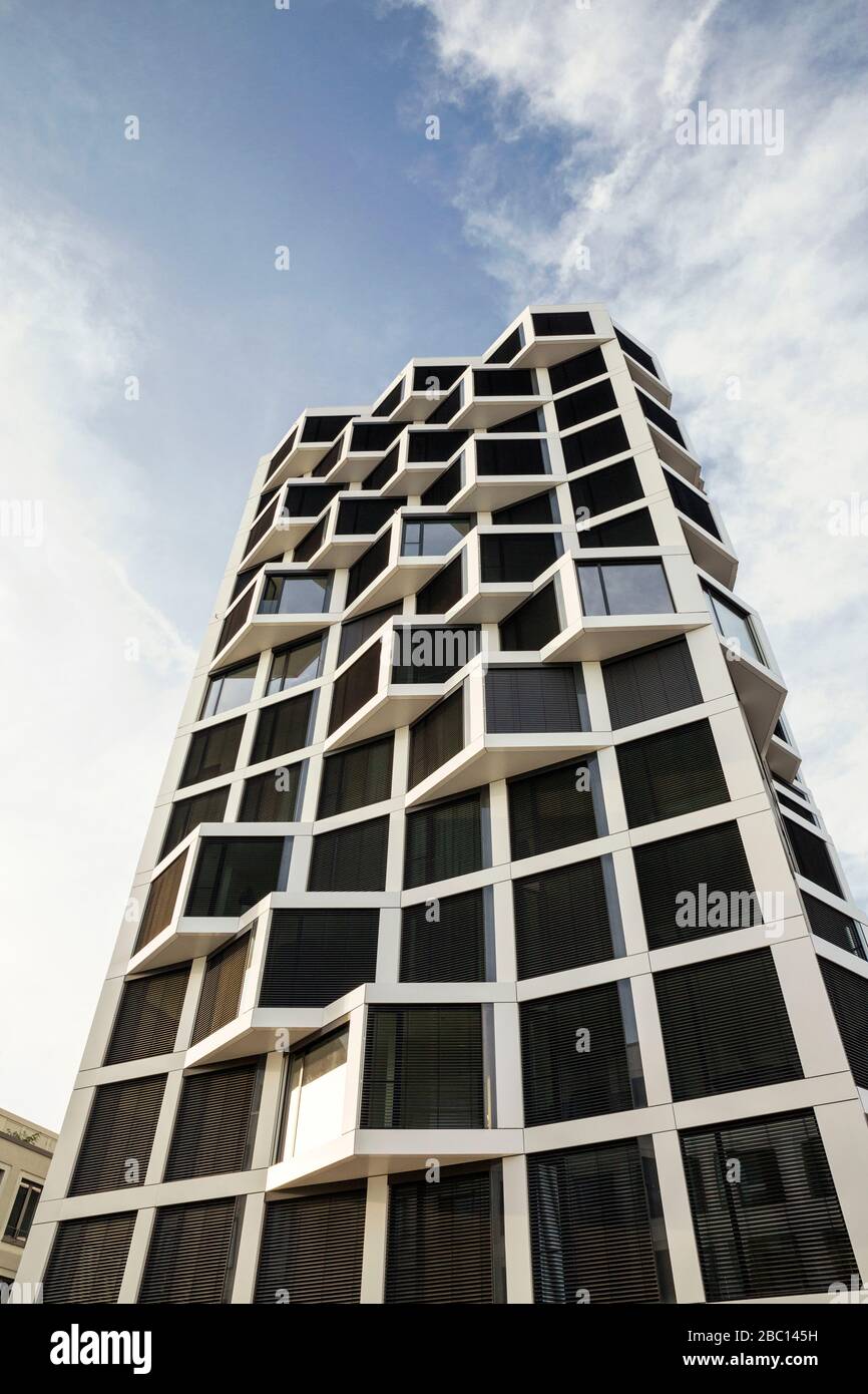Moderno ed alto edificio residenziale a Monaco, Germania Foto Stock
