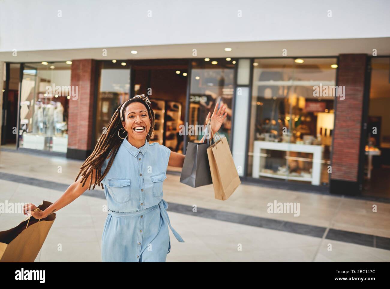 Ritratto entusiasta donna shopping nel centro commerciale Foto Stock