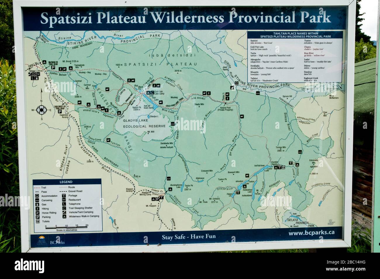 Una mappa all'ingresso del Parco Provinciale dello Spatsizi Plateau Wilderness, nel territorio della prima Nazione Tahltan nella Columbia Britannica Settentrionale, Canada. Foto Stock