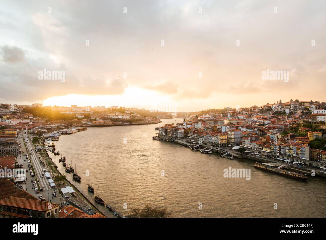 Portogallo, Porto, Sky sopra la città sul fiume al tramonto Foto Stock