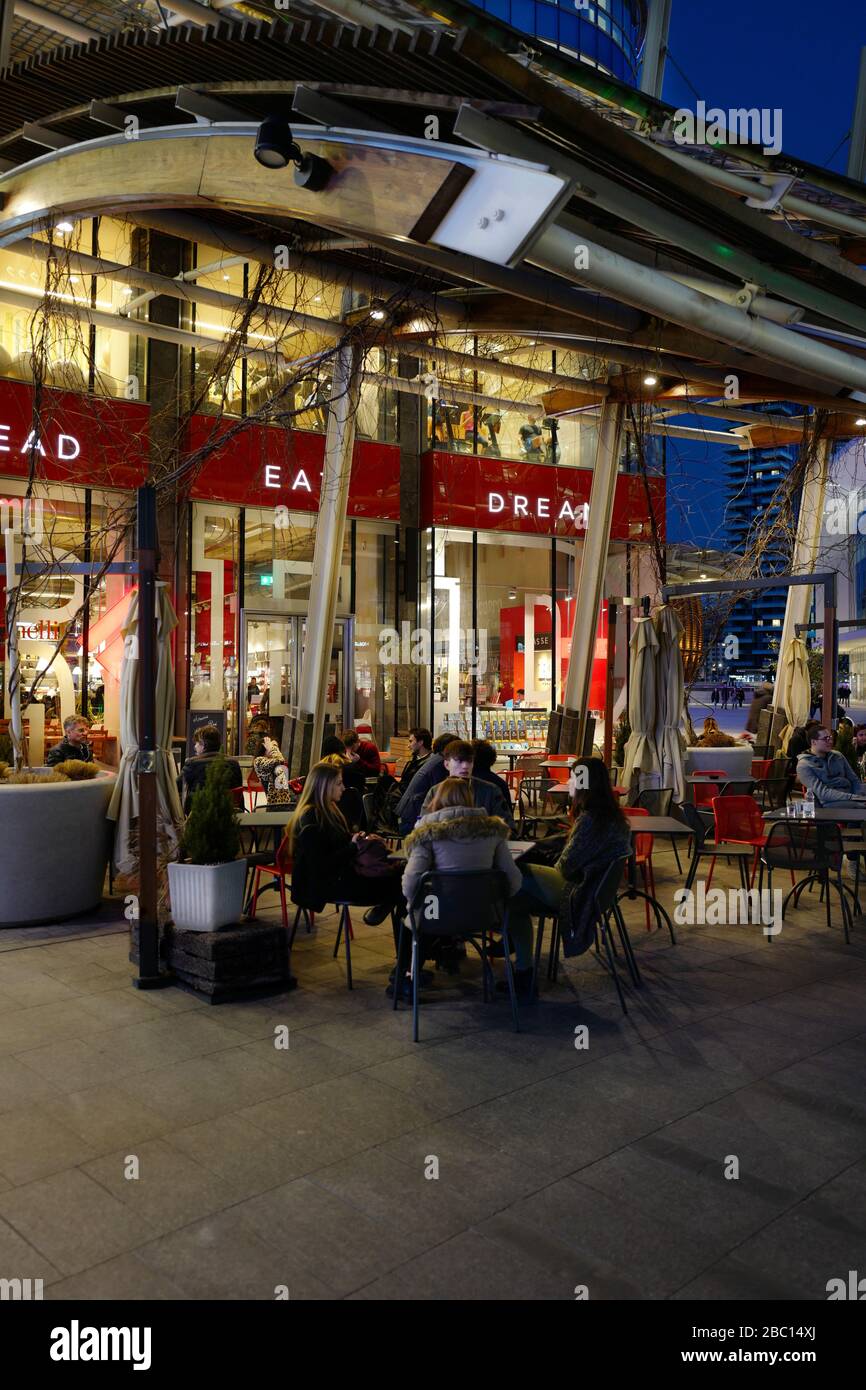 Feltrinelli caffè e libreria, Piazza Gae Aulenti, quartiere porta Nuova,  Milano, Lombardia, Italia, Europa Foto stock - Alamy