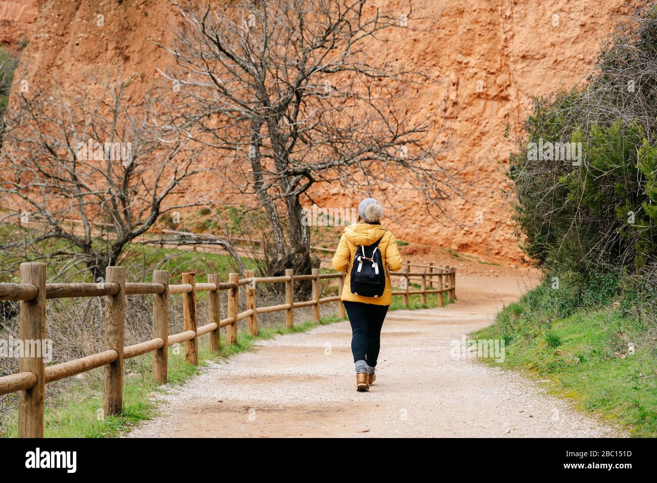 Escursionista su sentiero a Mina de Oro Romana, ex miniera d'oro, Las Medulas, Castiglia e Leon, Spagna Foto Stock