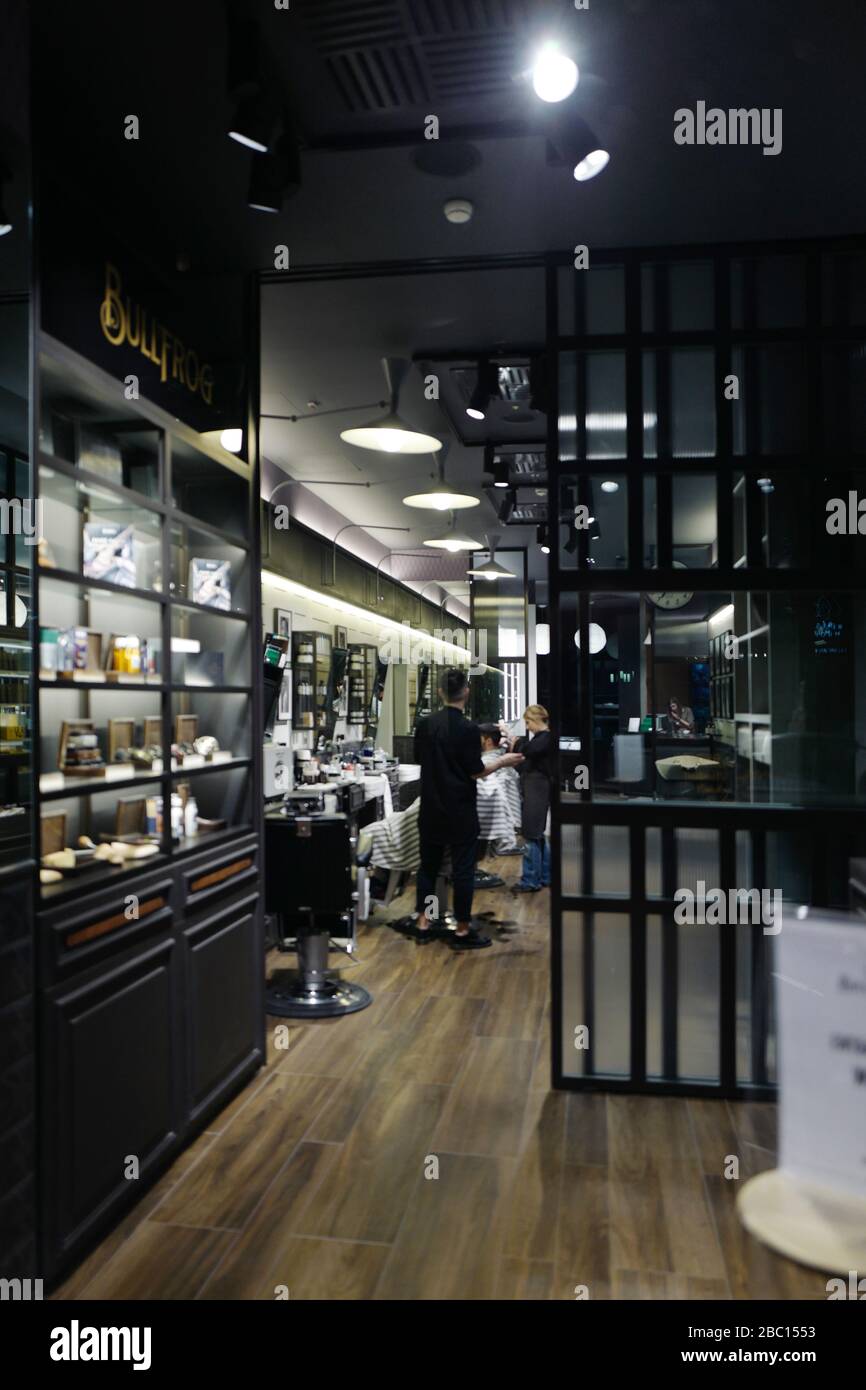 Milan barber shop immagini e fotografie stock ad alta risoluzione - Alamy