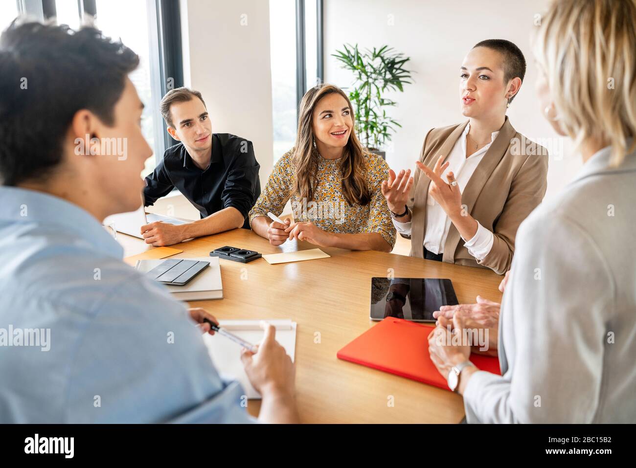 Persone aziendali che hanno un workshop in ufficio, discutere i piani Foto Stock