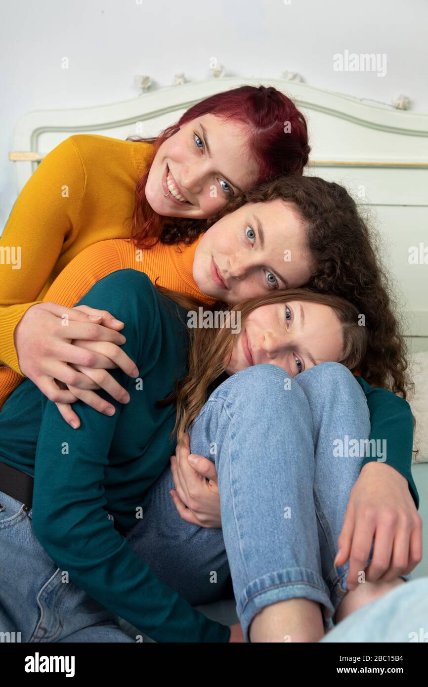 Ritratto di tre sorelle testa a testa Foto Stock