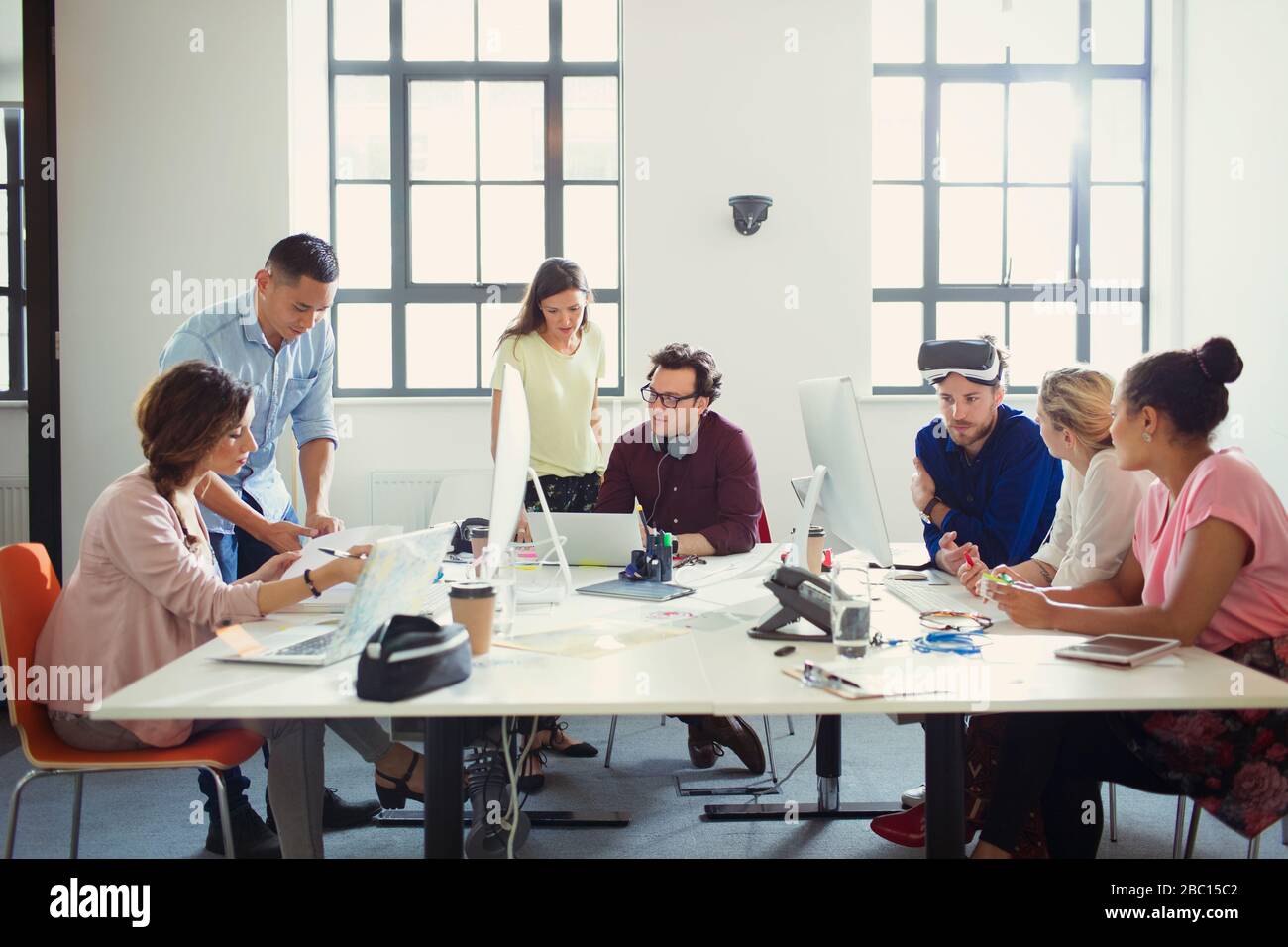 Programmatori e progettisti di computer che lavorano in un ufficio open space Foto Stock