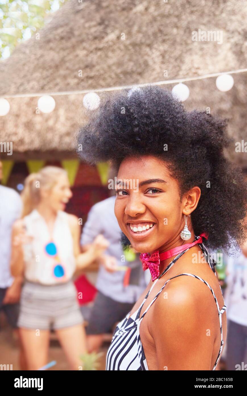 Ritratto sicuro, giovane donna sorridente alla festa d'estate Foto Stock