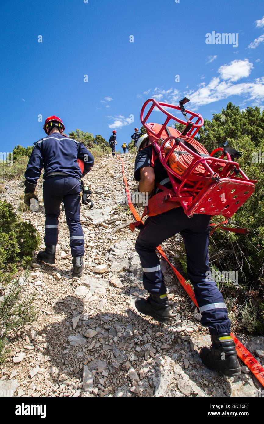 ASCENSION CON IL TELAIO DI TUBO E SUPPORTO, MANOVRA DIH, DISTACCO DI INTERVENTO IN ELICOTTERO SPECIALIZZATO IN LUNGHE DISTANZE (PIÙ DI DUE CHILOMETRI DAGLI IMPIANTI) PER RAGGIUNGERE UN VERTICE A 400 METRI SOPRA LA ZONA DI ACCESSO AL VEICOLO, FORMAZIONE DI INTERVENTO A LUNGA DISTANZA, FOREST FIRE ELICOTTERO-BORNE INTERVENTO DISTACCATO, BOUCHES DU RHONE (13 Foto Stock
