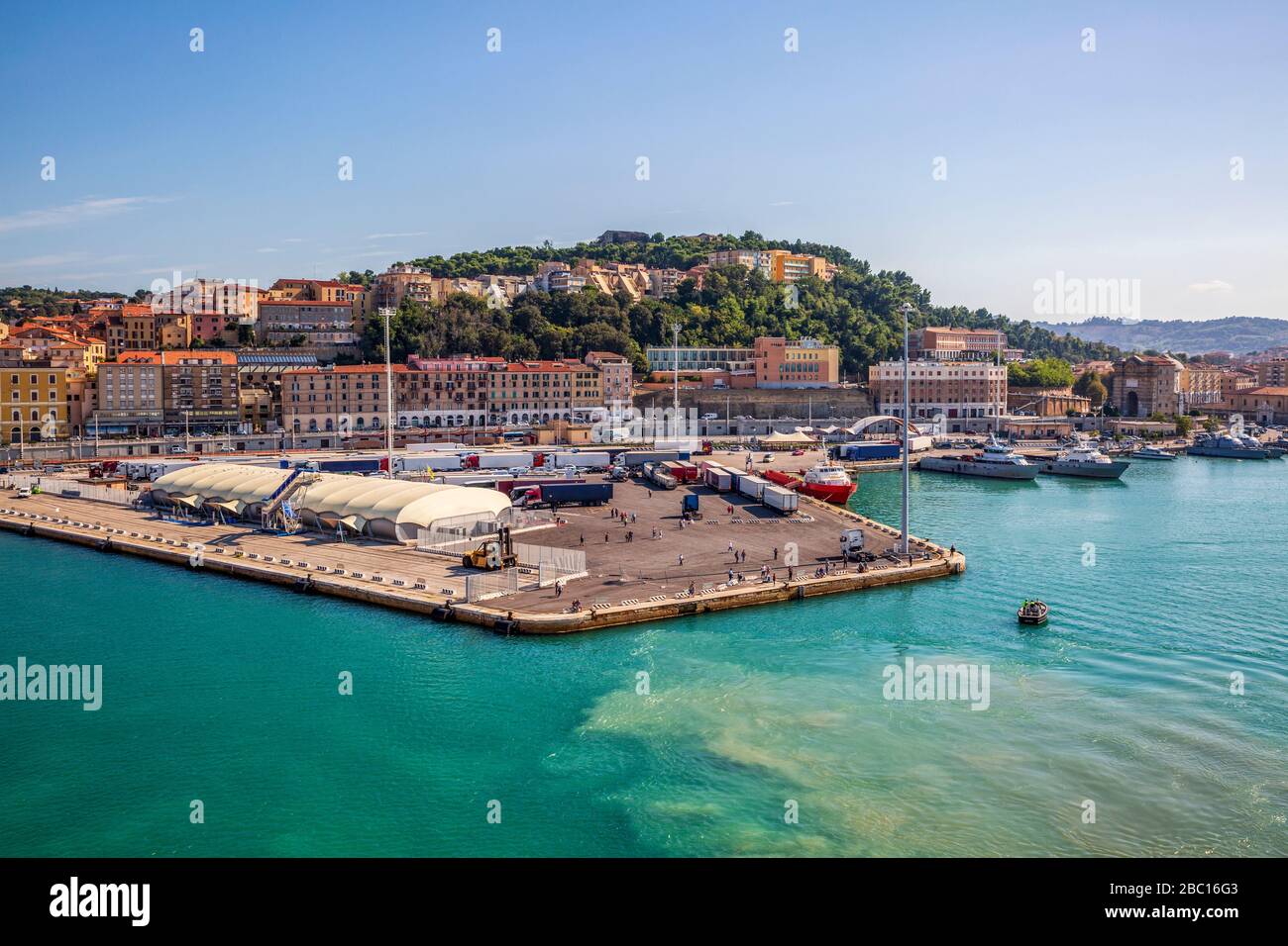 Italia, Provincia di Ancona, Ancona, Molo della città costiera Foto Stock Italia, Provincia di Ancona, Ancona, Molo della città costiera Foto Stock