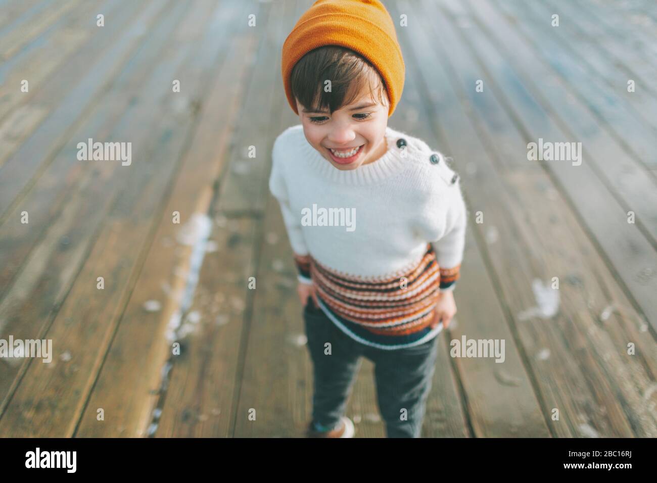 Ragazzo felice in un maglione a maglia Foto Stock