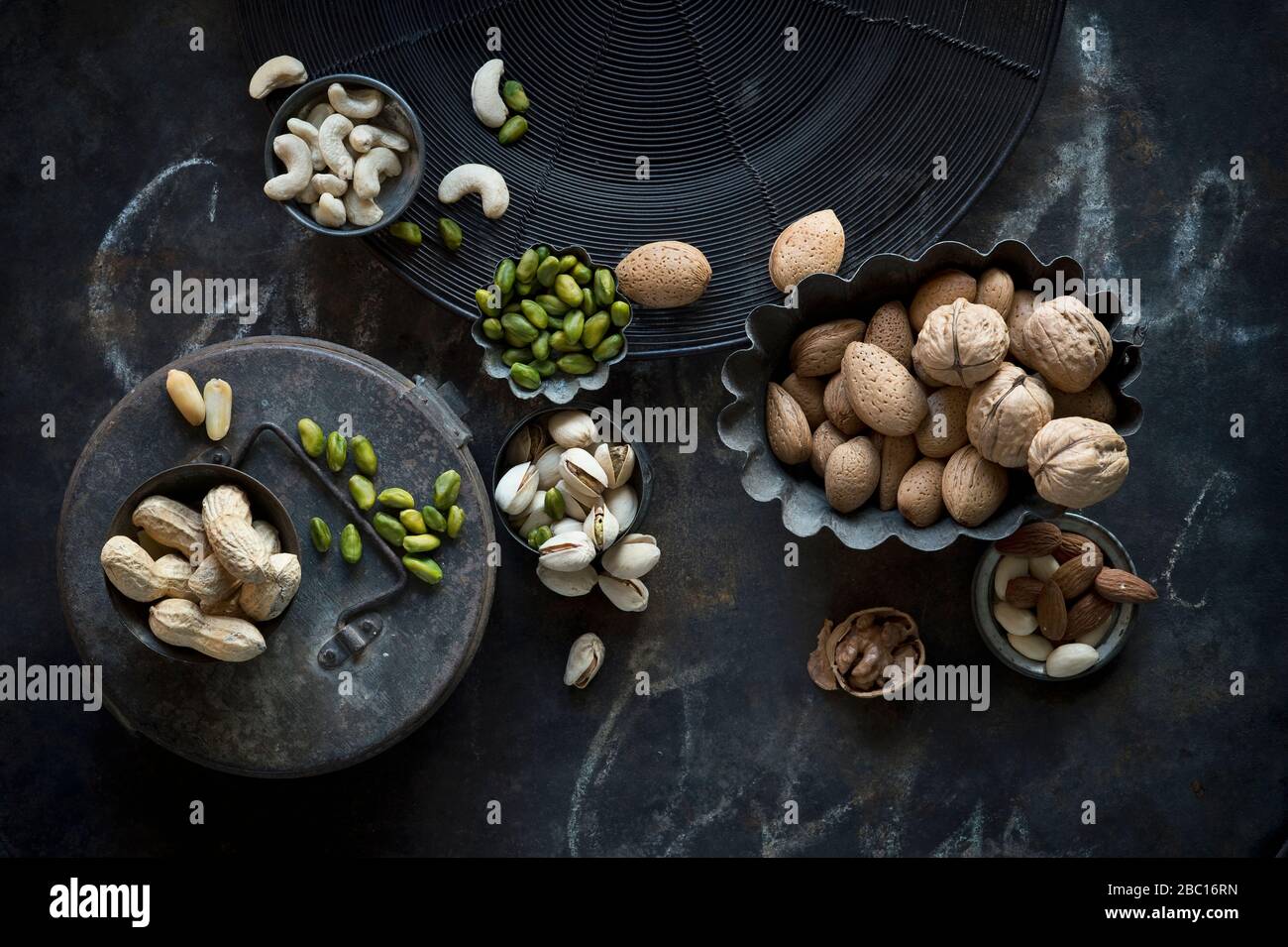 Vassoio e ciotole di vari noci Foto Stock