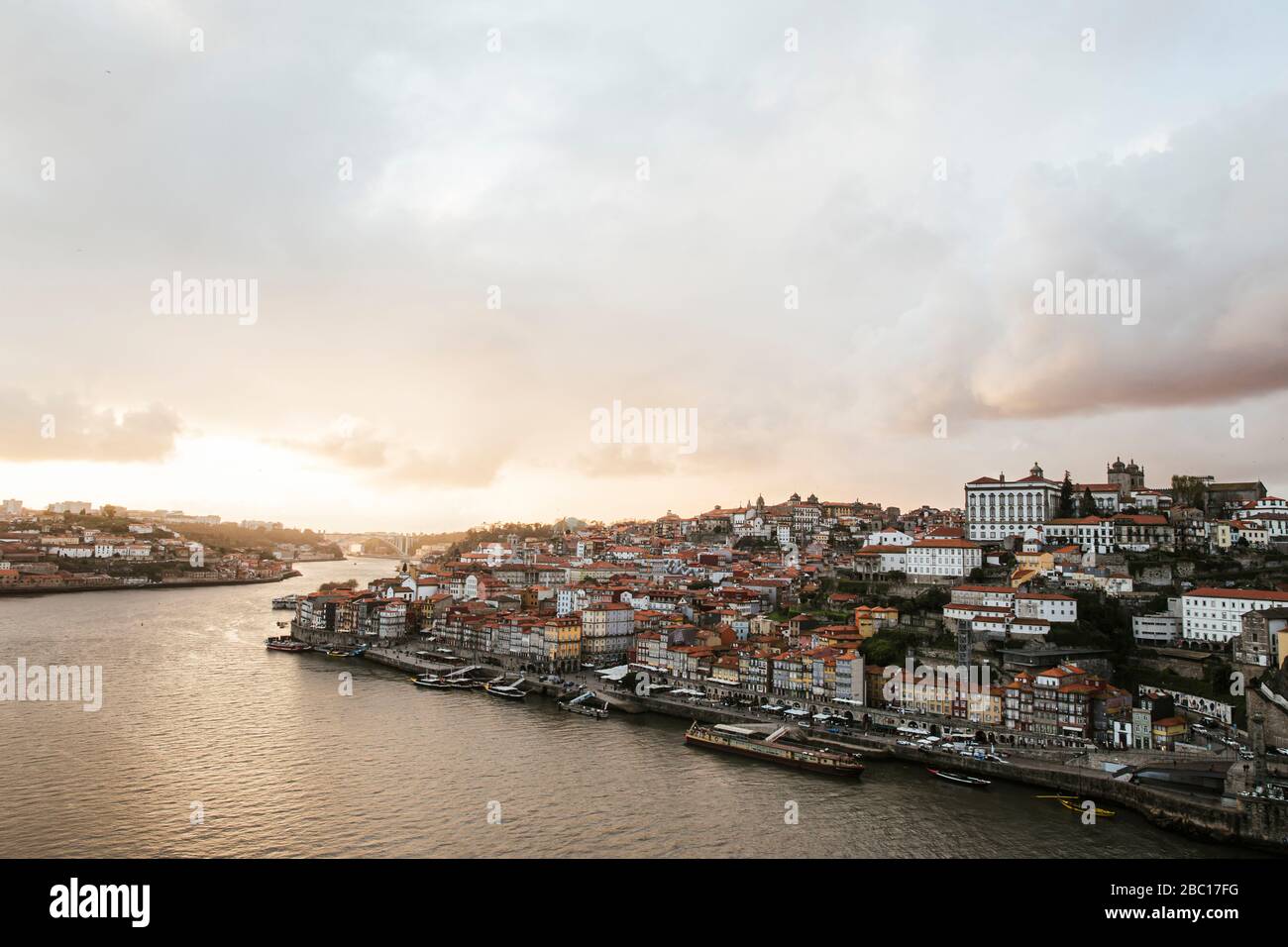 Portogallo, Porto, Sky sopra la città sul fiume al tramonto Foto Stock Portogallo, Porto, Sky sopra la città sul fiume al tramonto Foto Stock