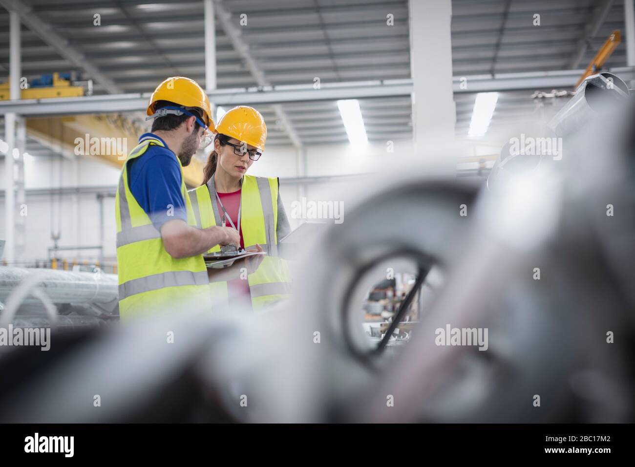 I lavoratori parlano in fabbrica Foto Stock