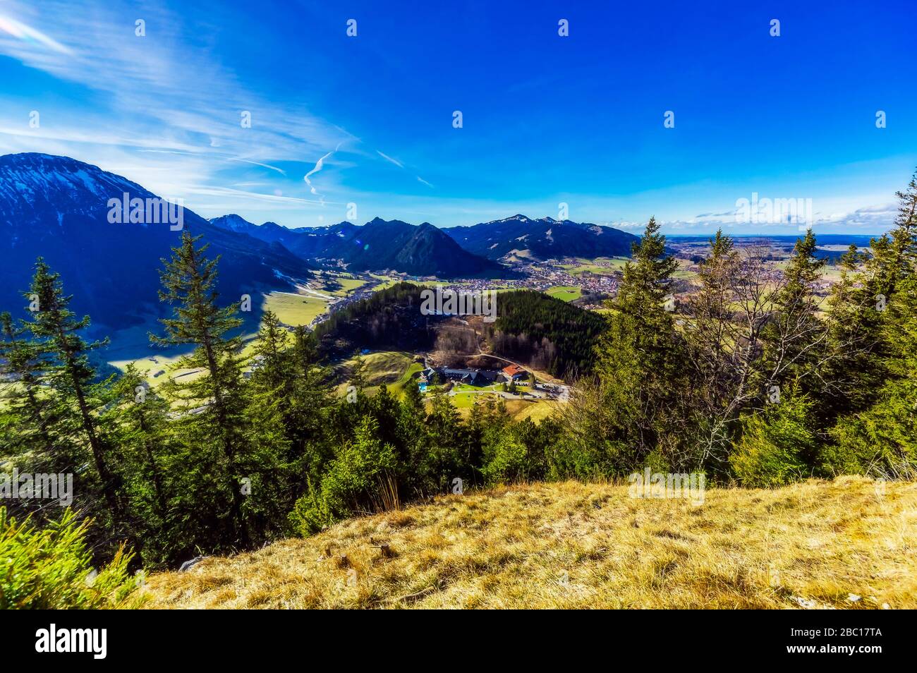 Germania, Baviera, Pfronten, Città vista dalla cima del monte Falkenstein Foto Stock