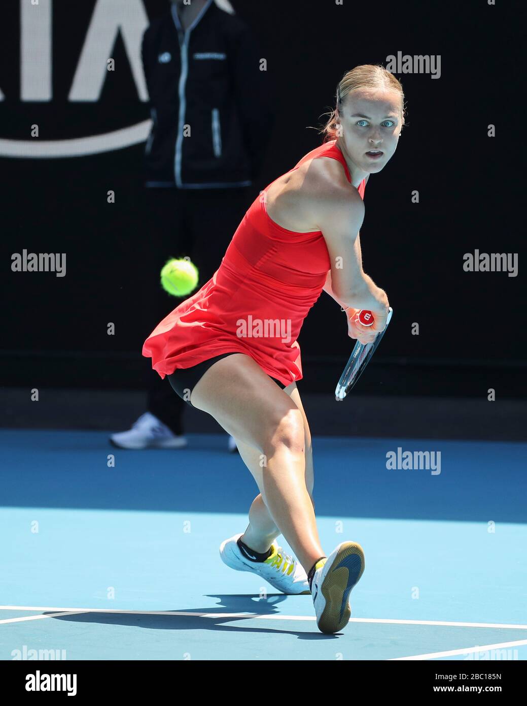 La tennista ceca Anna Karolina Schmiedlova che gioca un colpo di sbarra nel torneo di tennis Australian Open 2020, Melbourne Park, Melbourne, Victoria, Foto Stock