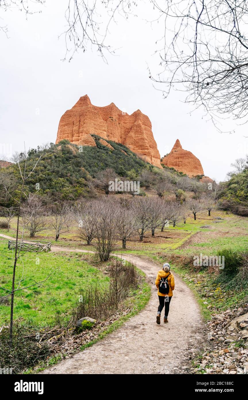 Escursionista su sentiero a Mina de Oro Romana, ex miniera d'oro, Las Medulas, Castiglia e Leon, Spagna Foto Stock