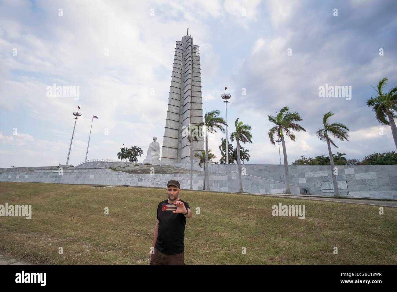 Turista prendere un selfie al monumento Jose Marti, Plaza de la Revolucion, Vedado, Havana, Cuba Foto Stock