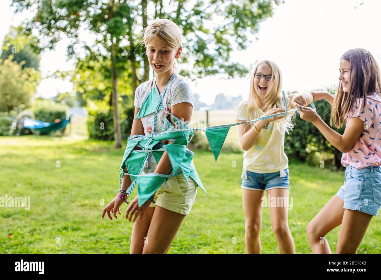 Ragazze felici che si divertono in una festa di compleanno all'aperto Foto Stock