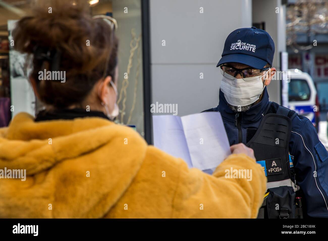 PRESENTAZIONE DELL'AUTORIZZAZIONE DI LASCIARE LA PROPRIA CASA, RUE D'ALIGRE, PARIGI, ILE DE FRANCE Foto Stock