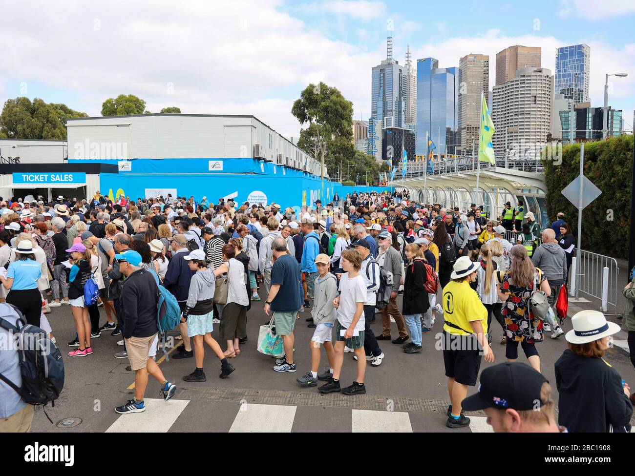 Persone che si accodano al cancello del Melbourne Park per entrare nello stadio per l'Australian Open Foto Stock