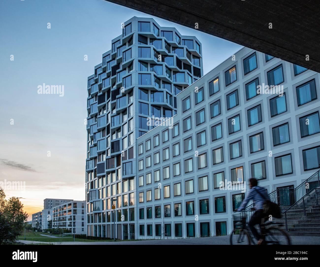 Edifici residenziali moderni e alti in serata, Monaco, Germania Foto Stock