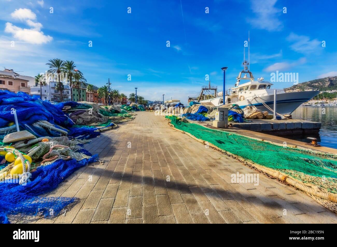 Spagna, Isole Baleari, Maiorca, Regione Andratx, Port d'Andratx, reti sul molo Foto Stock