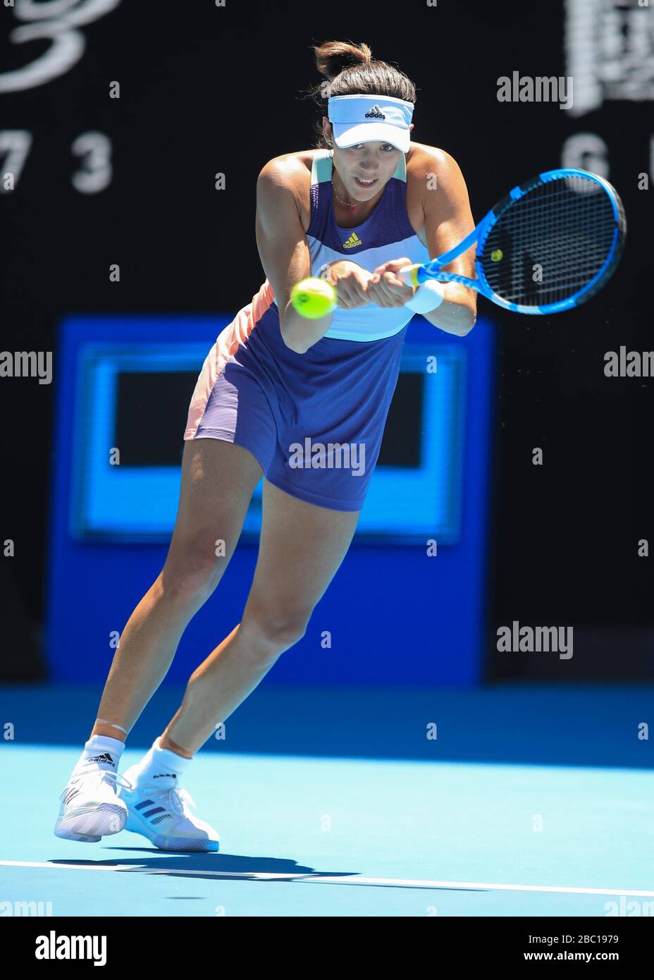 Giocatore di tennis spagnolo Garbine Muguruza che gioca un colpo di backhand nel torneo di tennis Australian Open 2020, Melbourne Park, Melbourne, Victoria, Austral Foto Stock