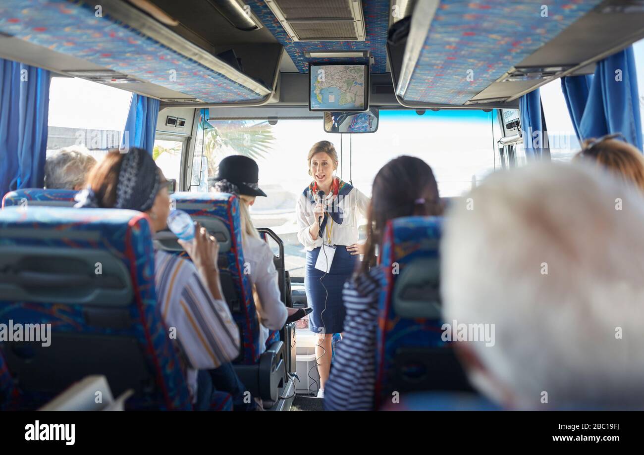 Tour guide talking on bus immagini e fotografie stock ad alta risoluzione -  Alamy