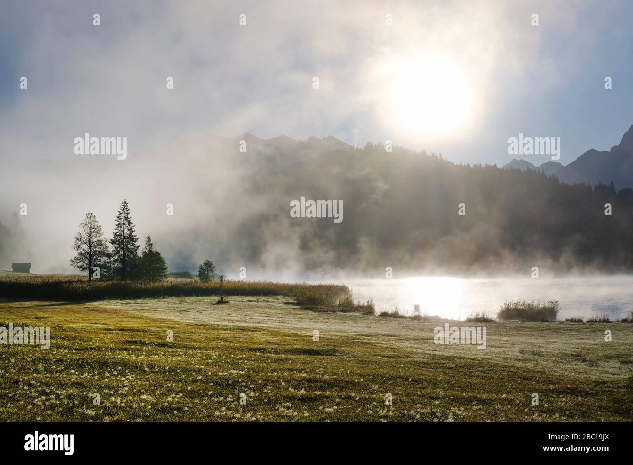 Sonnenaufgang mit Nebelschwaden am Geroldsee, bei Krün, Werdenfelser Land, Oberbayern, Bayern, Deutschland Foto Stock