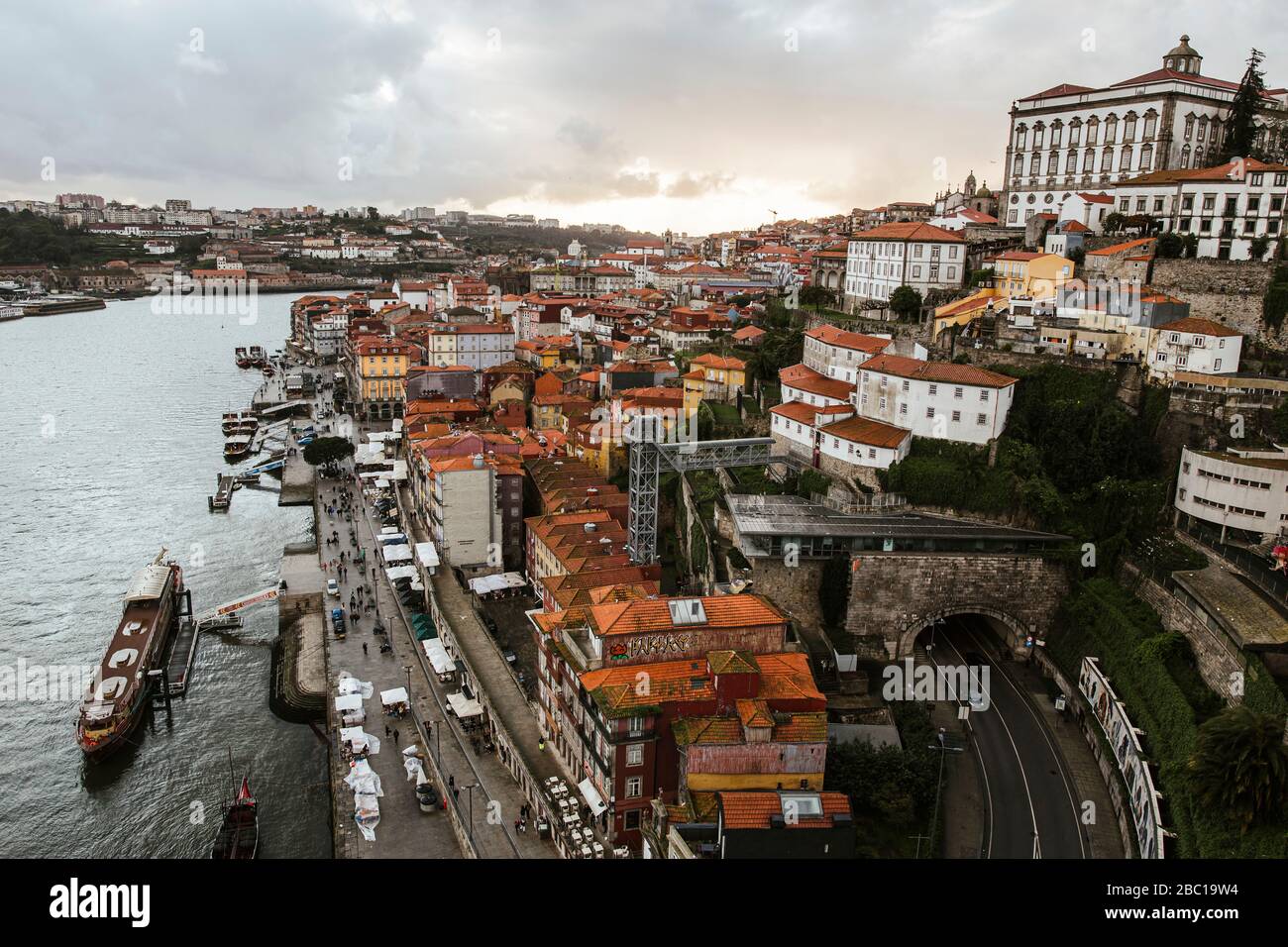 Portogallo, Porto, Riverside città al tramonto Foto Stock Portogallo, Porto, Riverside città al tramonto Foto Stock