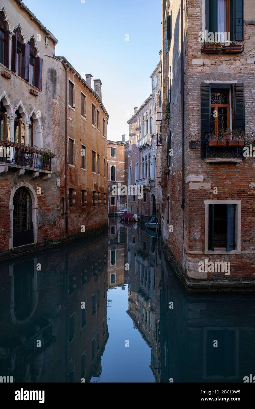 Italia, Venezia, vecchie case lungo il canale veneziano Foto Stock