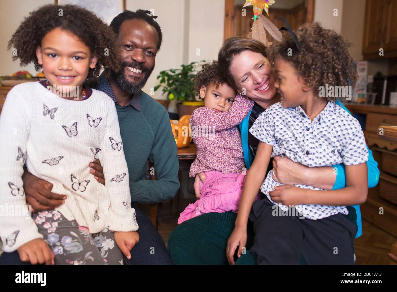 Ritratto felice famiglia multietnica a casa Foto Stock
