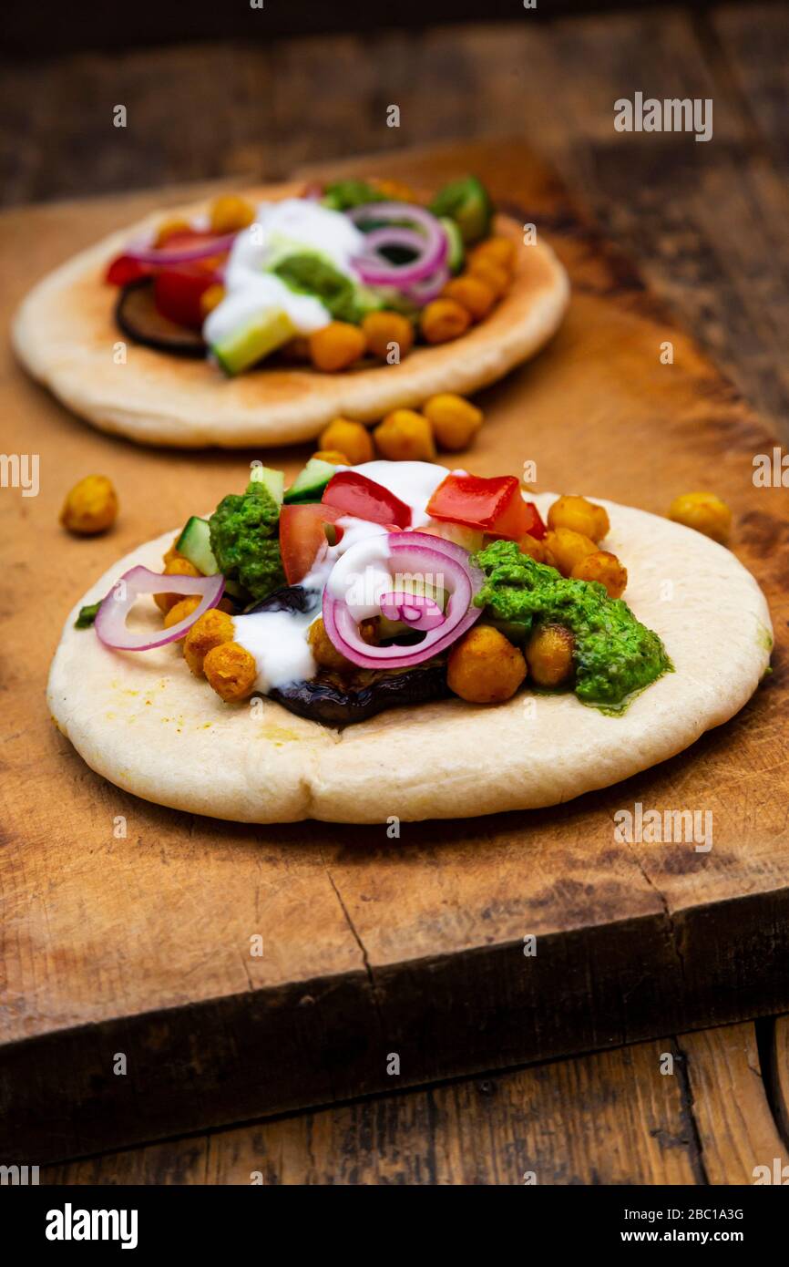 Sabich israeliano con pita pane, melanzane, ceci, pomodori, cetrioli, yogurt e salsa di zhog Foto Stock