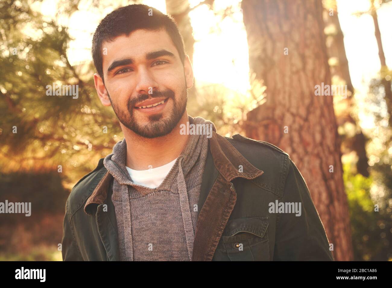 Ritratto giovane uomo fiducioso in legno Foto Stock