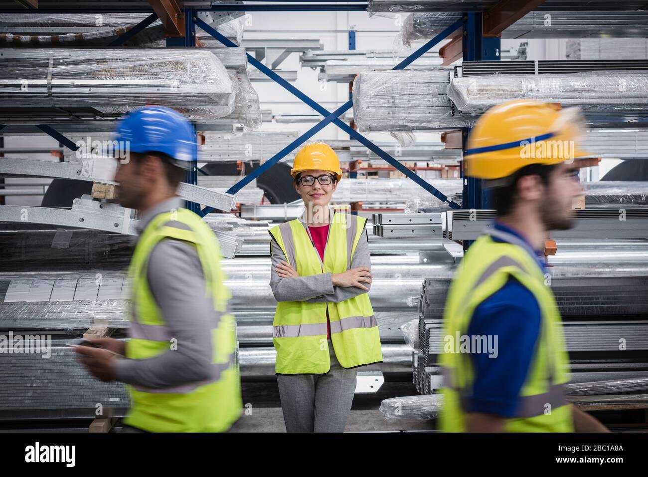 Ritratto sicuro, sorridente supervisore femminile in acciaieria Foto Stock