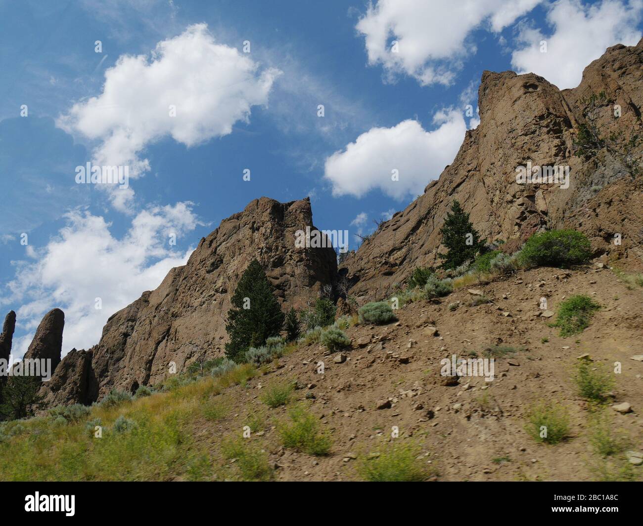 Formazioni geologiche e rocciose mozzafiato, riprese verso l'alto, con splendide nuvole nei cieli del Wyoming. Foto Stock