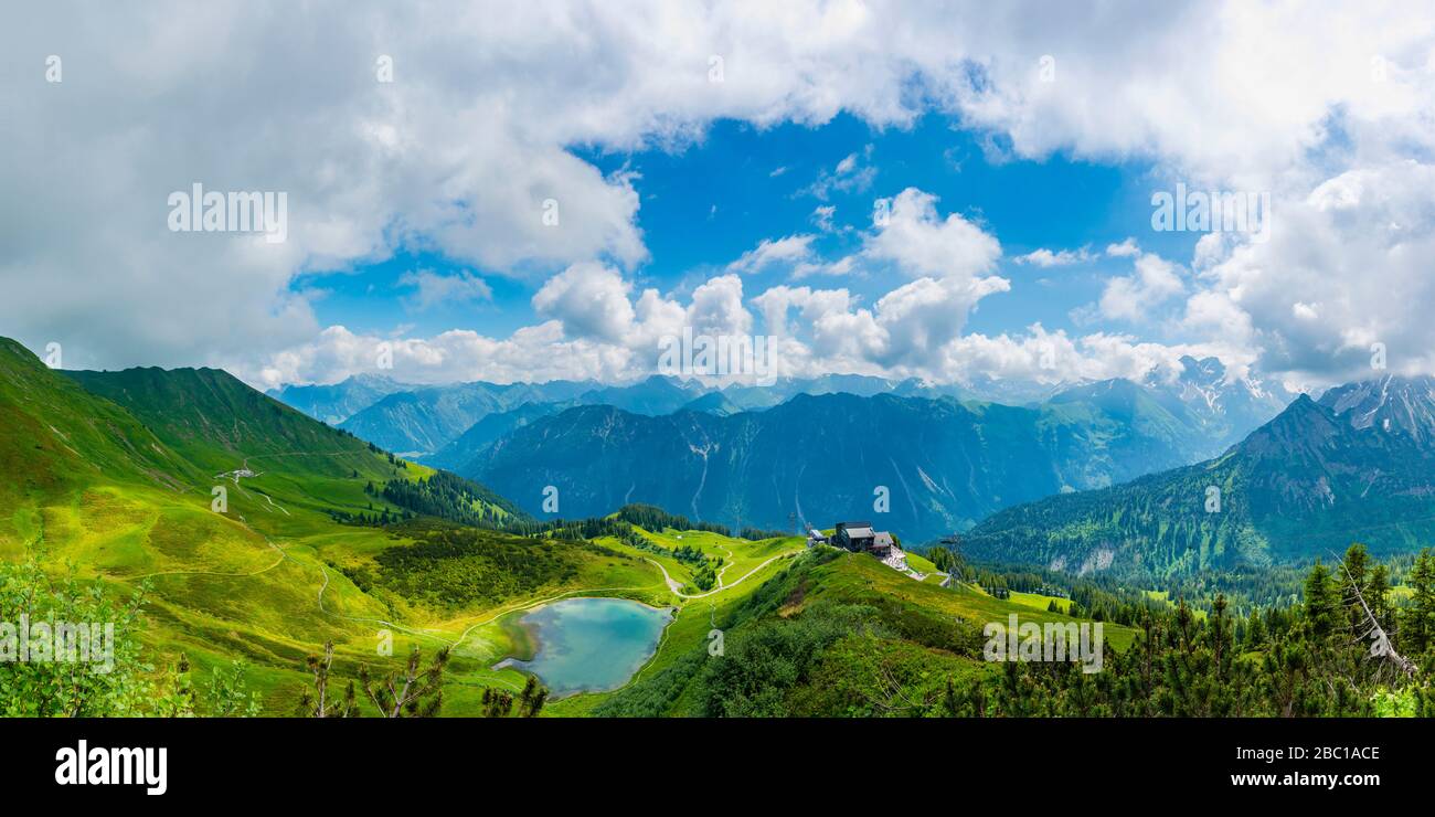 Germania, Baviera, Alpi di Allgaeu, Vista panoramica da Fellhorn a Schlappoldsee e stazione di montagna di Fellhornbahn, valle di Stillach Foto Stock