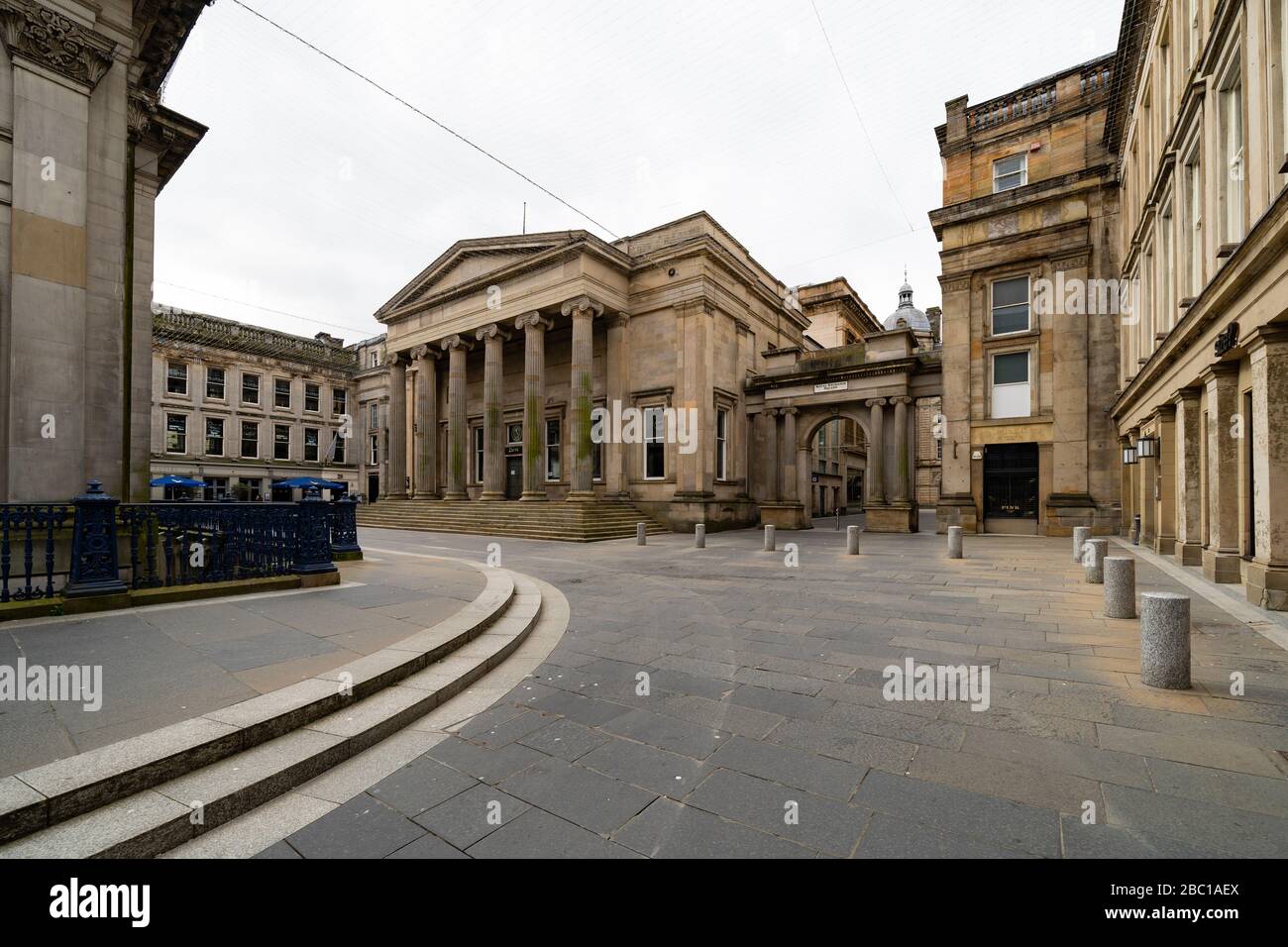Glasgow, Scozia, Regno Unito. 1° aprile 2020. Effetti del blocco Coronavirus sulle strade di Glasgow, Scozia. Royal Exchange Square è deserta. Foto Stock
