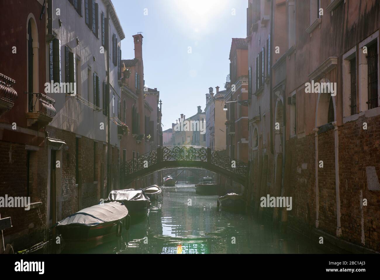 Italia, Venezia, Sole che splende sul canale veneziano Foto Stock
