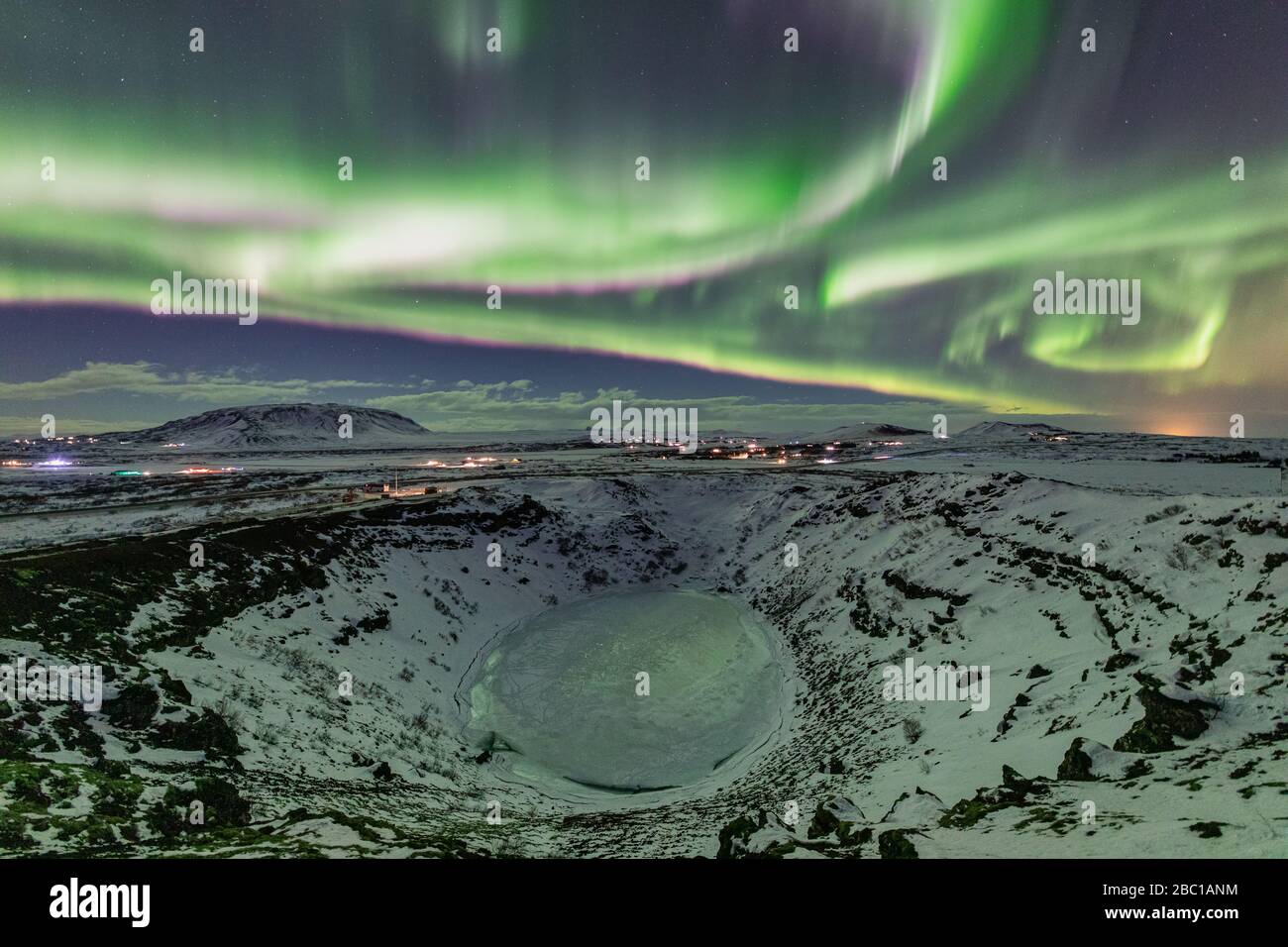 Aurora Borealis illumina il cielo dell'Islanda Foto Stock