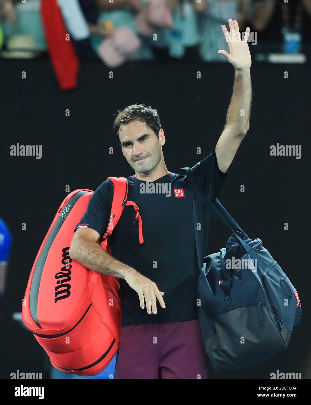 Il tennista svizzero Roger Federer (sui) sventola alla folla prima di lasciare il campo dopo la sua perdita, torneo di tennis Australian Open 2020, Melbourne Foto Stock
