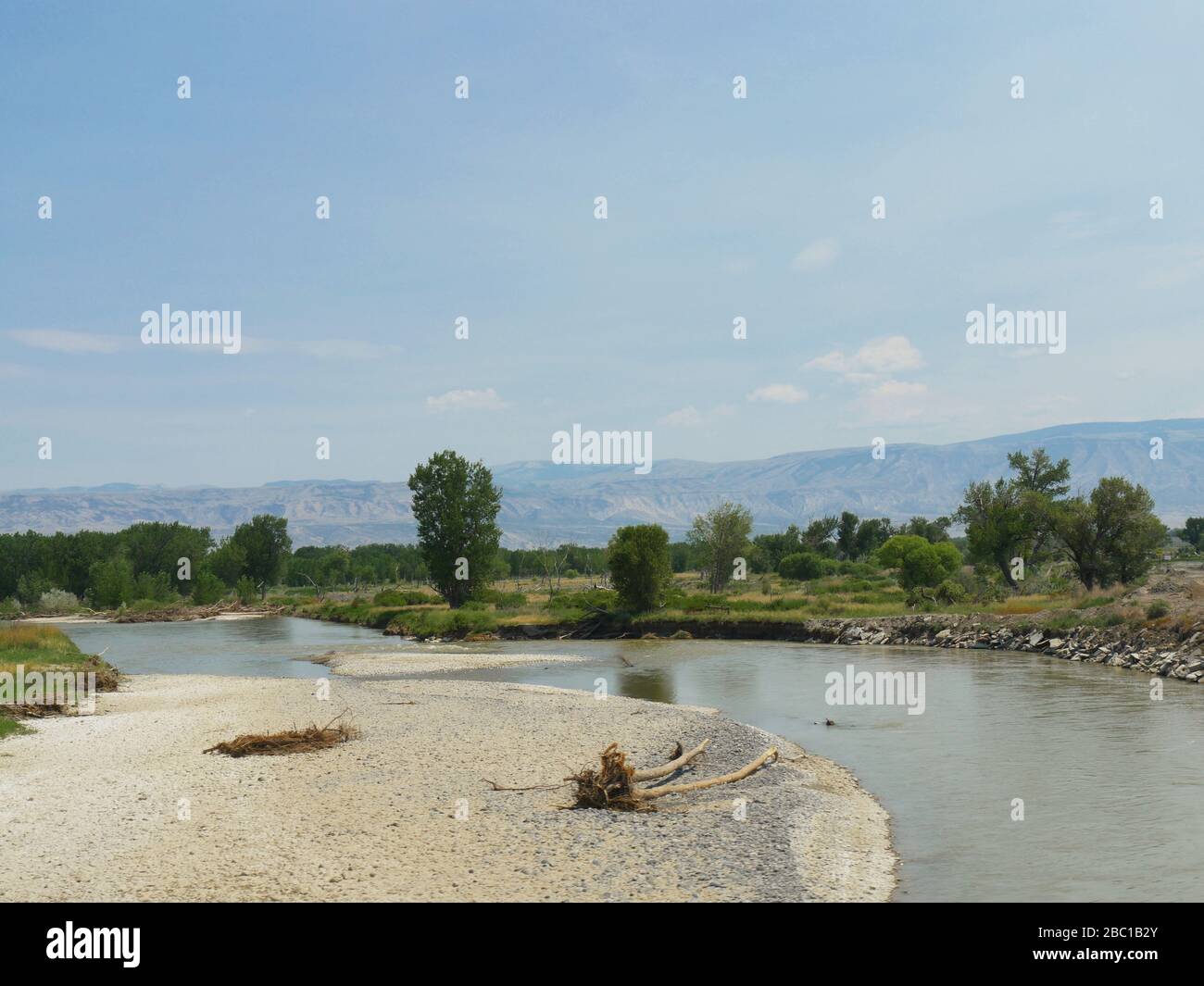 Ampio scatto del fiume Shoshone che scorre accanto alla North Fork Highway in Wyoming. Foto Stock